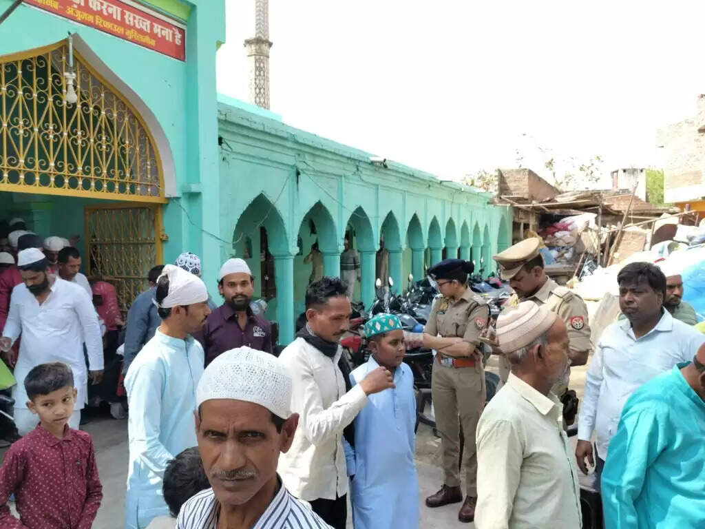 लैलतुल कद्र की रात में मस्जिदों में हुई खत्म कुरआन की महफ़िल, हाफिज और इमामों का हुआ सम्मान