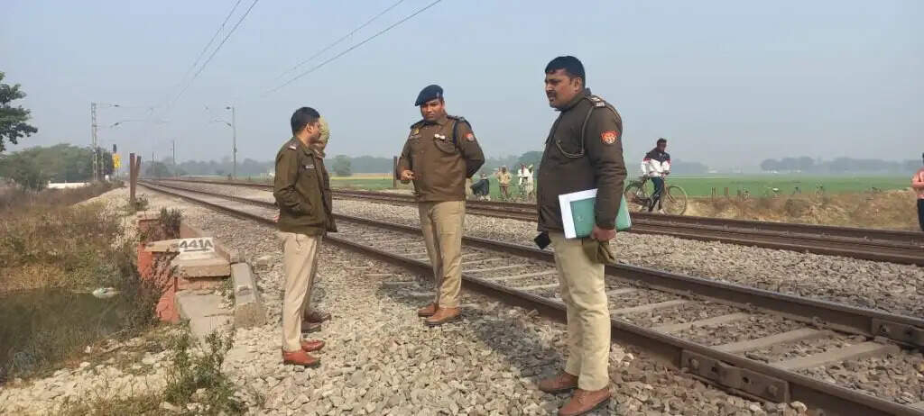 वाराणसी में नहर में मिला महिला का शव, हत्यारों ने सिर और चेहरे पर किया पत्थरों से हमला