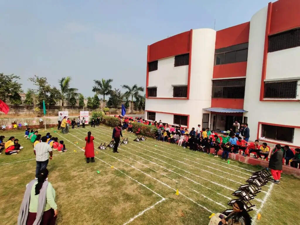 सेंट जॉन्स हाई स्कूल नियामताबाद में तीन दिवसीय वार्षिक खेलकूद प्रतियोगिता का समापन, प्रतिभागियों को किया गया पुरस्कृत