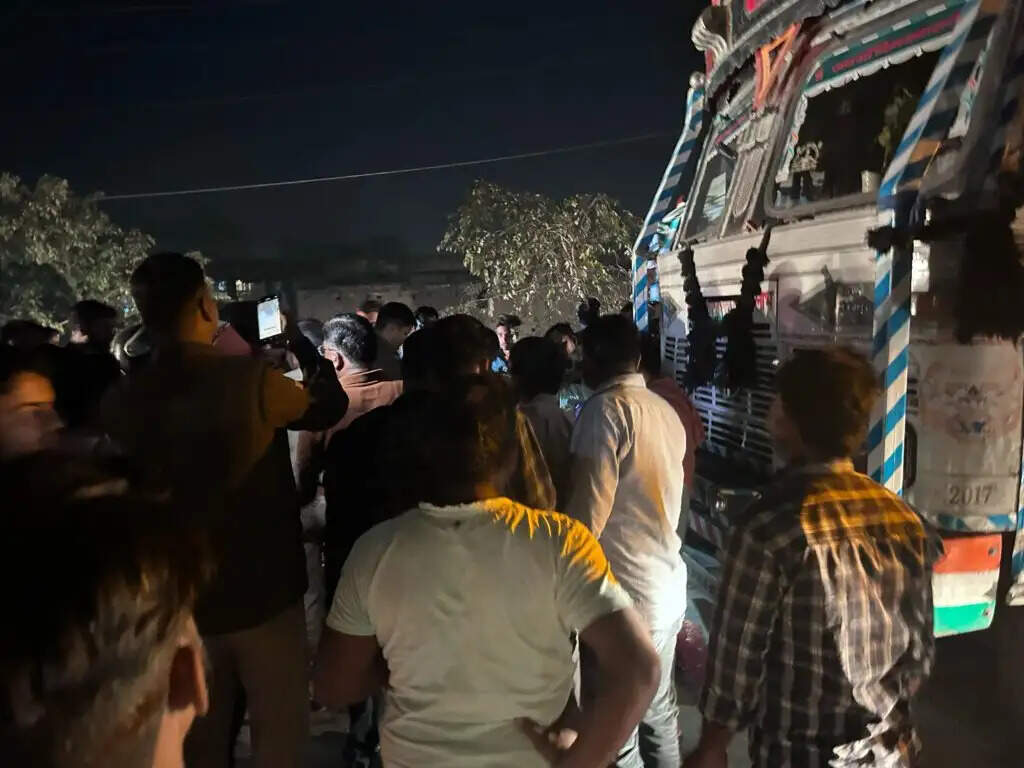 Jaunpur : तेज रफ्तार ट्रक की चपेट में आया बाइक सवार, मौत