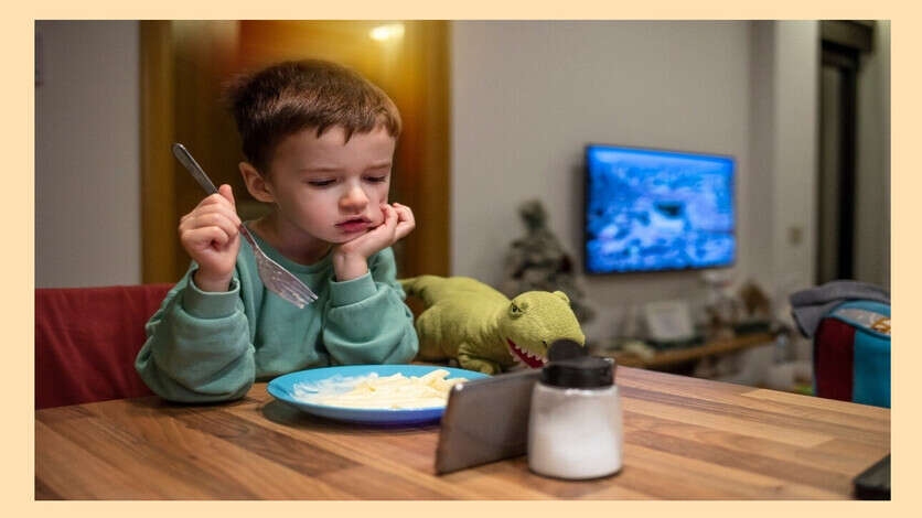 क्या आपका बच्चा भी खाते टाइम देखता है मोबाइल-टीवी, तो हो जाए अलर्ट! जान लें इसके नुकसान, WHO ने भी चेताया