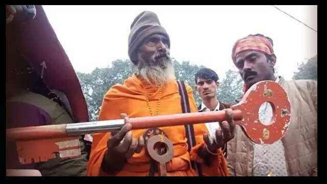 Mahakumbh 2025 : कोई 32 वर्षों से नहीं नहाया, तो किसी ने सिर पर उगाई फसलें, जानें लिलिपुट से लेकर रबड़ी बाबा तक के बारे में