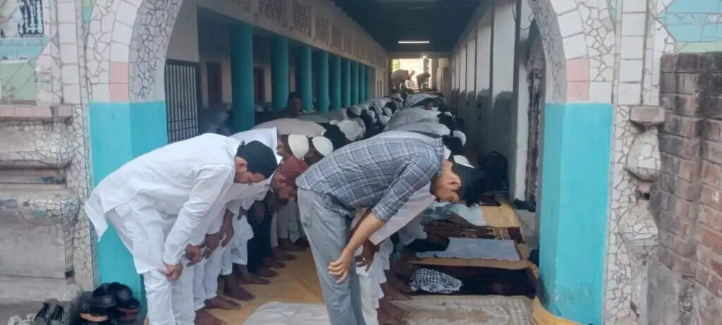Eid-ul-Fitr 2025 : नमाजियों ने अदा की ईद की नमाज, मांगी मुल्क के अमन चैन की दुआ, गले लगाकर एक-दूसरे को दी बधाई