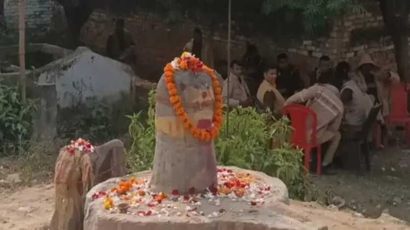 जौनपुर: कब्रिस्तान में शिवलिंग खंडित करने की अफवाह पर मचा बवाल, पुलिस ने बढ़ाई सतर्कता
