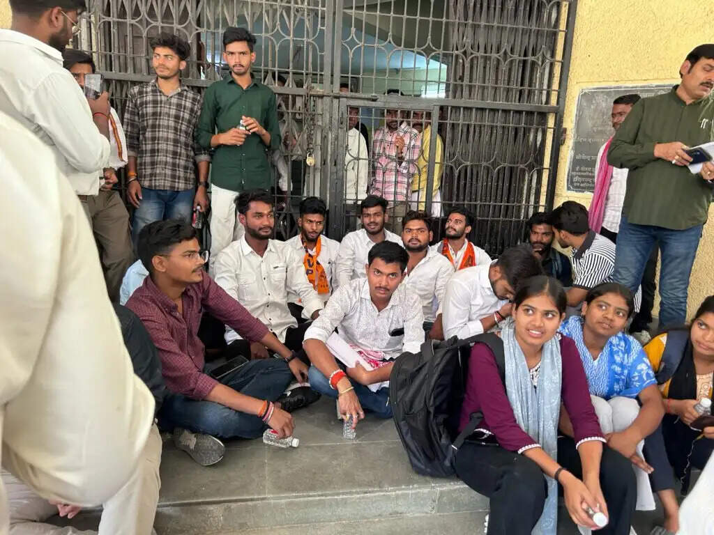 पूर्वांचल विश्वविद्यालय में विभिन्न मांगों को लेकर छात्रों का विरोध प्रदर्शन, कुलसचिव का खींचा हाथ, कर्मी का पकड़ा कॅालर