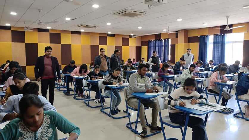 पूर्वांचल विश्वविद्यालय की परिसर परीक्षाएं शुरू, एग्जाम सेंटर पर रही सख्त सुरक्षा