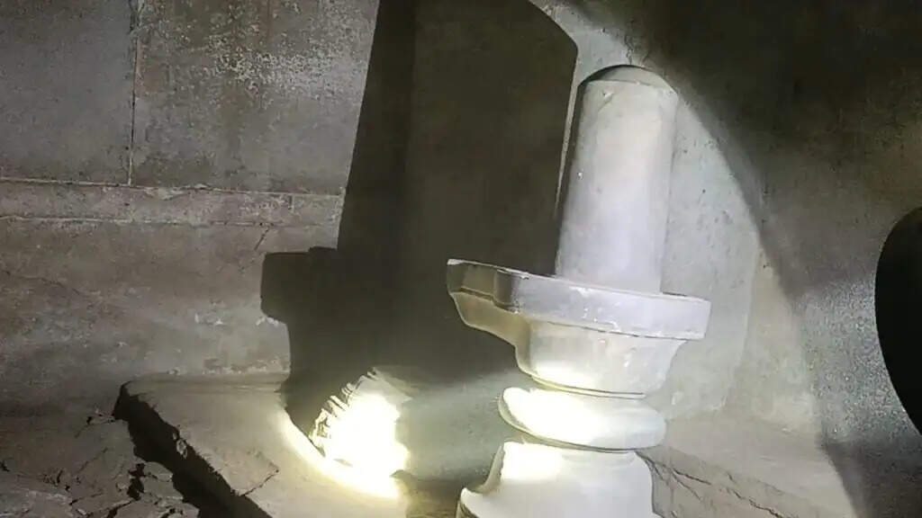 वाराणसी के मुस्लिम इलाके में 250 साल पुराने बंद शिव मंदिर के कपाट खुले, अंदर मिले 3 खंडित शिवलिंग